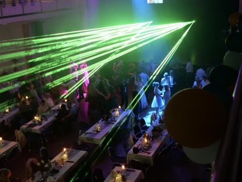 Grüne Laserstrahlen über der Tanzfläche