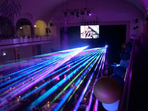 Bunte Laserstrahlen in einem Festsaal